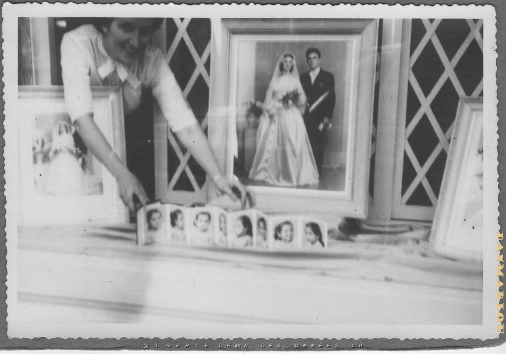 FAMILLE   VITRINE DE LA PHOTOGRAPHE MME BOUTIN RUE GAL LECLERC A GAUCHE PLACE DES VICTOIRES.jpg